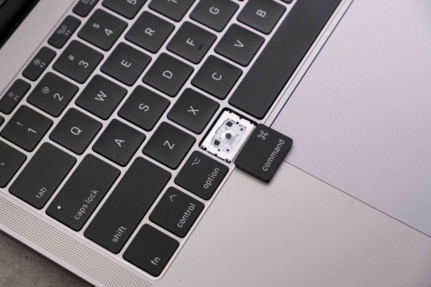 Zdjęty klawisz Command w MacBooku