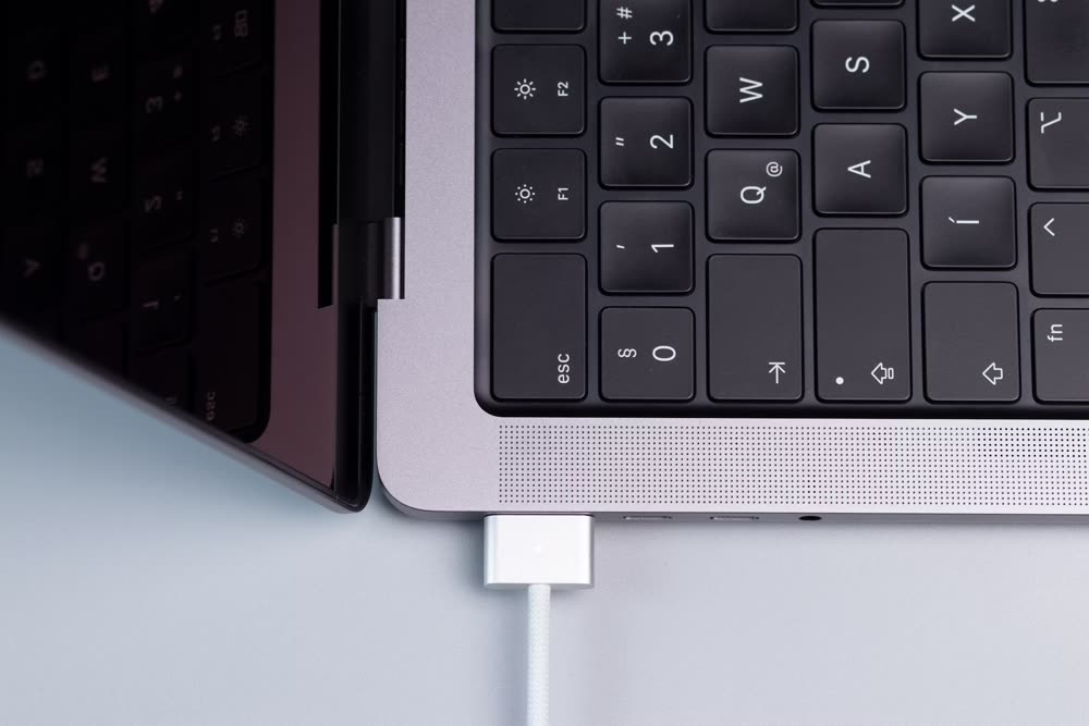 Kabel MagSafe podłączony do MacBooka